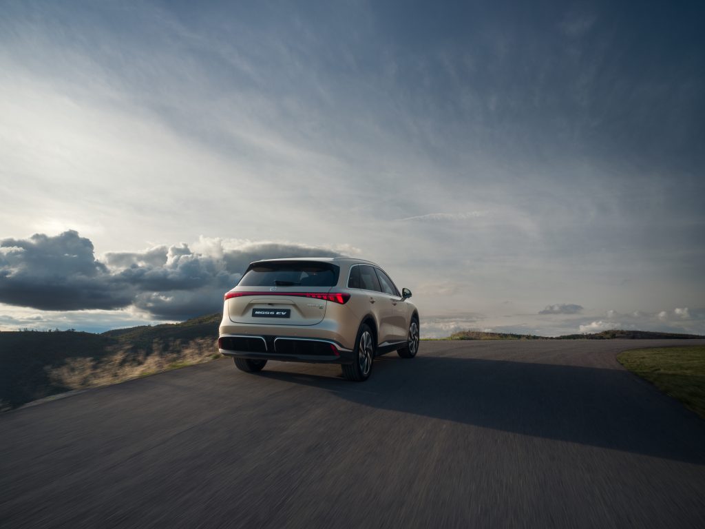 mgs6-ev-elektro-suv-heckansicht-fahrt.jpg MGS6 EV Elektro-SUV in Heckansicht während der Fahrt auf einer Landstraße