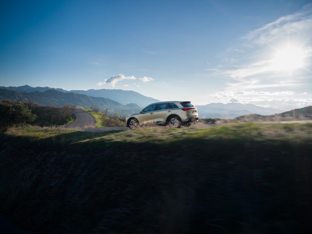 mgs6-ev-elektro-suv-landstrasse-dynamik.jpg MGS6 EV Elektro-SUV in Seitenansicht auf kurviger Landstraße in bergiger Landschaft