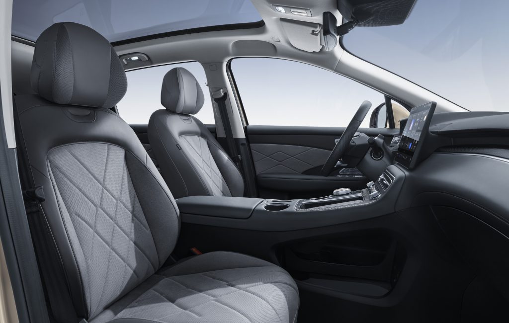 mgs6-ev-innenraum-vordersitze-panorama-glasdach.jpg Innenraum des MGS6 EV mit Vordersitzen, Panorama-Glasdach und zentralem Infotainment-Display im Elektro-SUV
