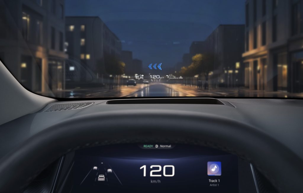 mgs6-ev-head-up-display-fahrerassistenz.jpg Head-Up-Display im Cockpit des MGS6 EV mit projizierter Geschwindigkeit und Navigationsinformationen auf der Windschutzscheibe