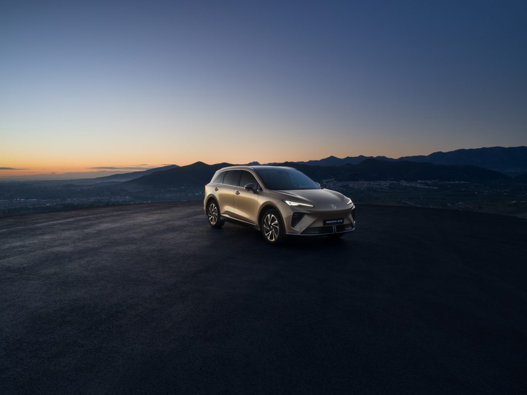 mgs6-ev-elektro-suv-design-dynamik.jpg MGS6 EV Elektro-SUV in weiter Landschaft bei Sonnenuntergang mit modernem MG Design
