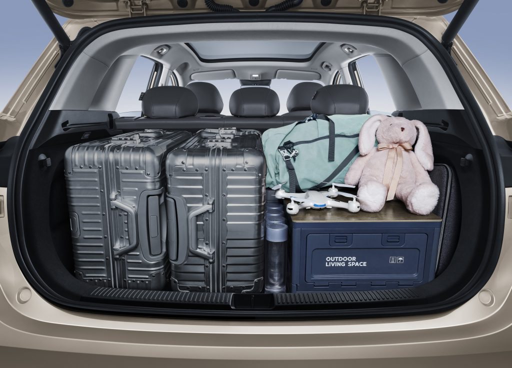 mgs6-ev-kofferraum-stauraum-elektro-suv.jpg Kofferraum des MGS6 EV mit großem Ladevolumen und Gepäck im Elektro-SUV