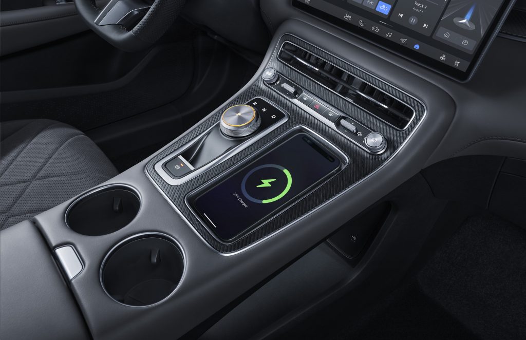 mgs6-ev-innenraum-mittelkonsole-wireless-charging.jpg Innenraum des MGS6 EV mit Mittelkonsole, Drehschalter und kabelloser Smartphone-Ladefunktion