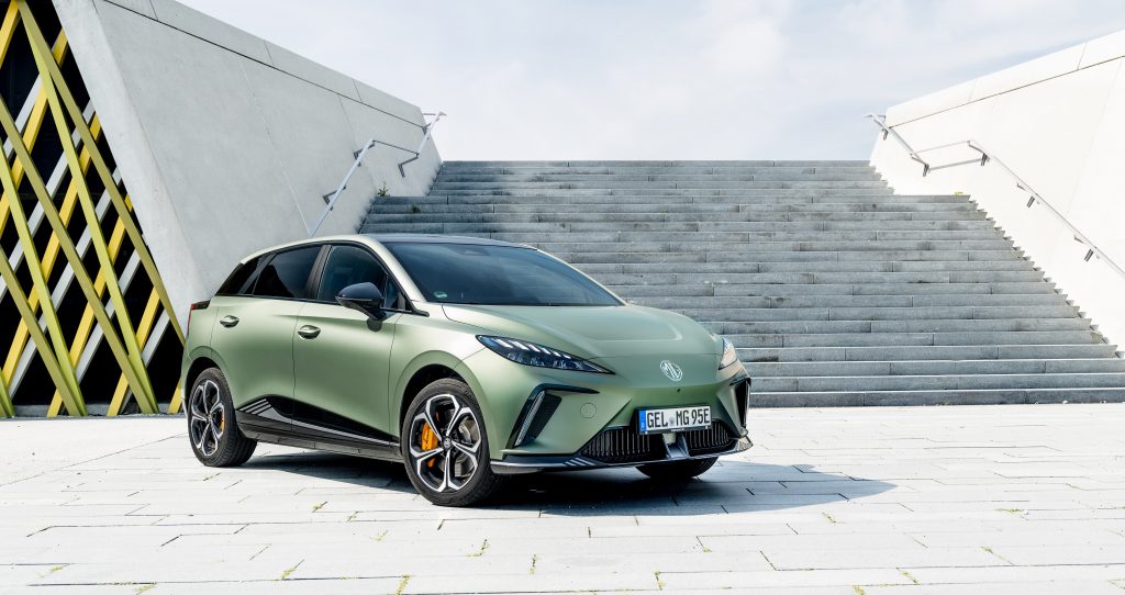 MG4 Electric XPower grün seitlich von vorne vor einer Treppe