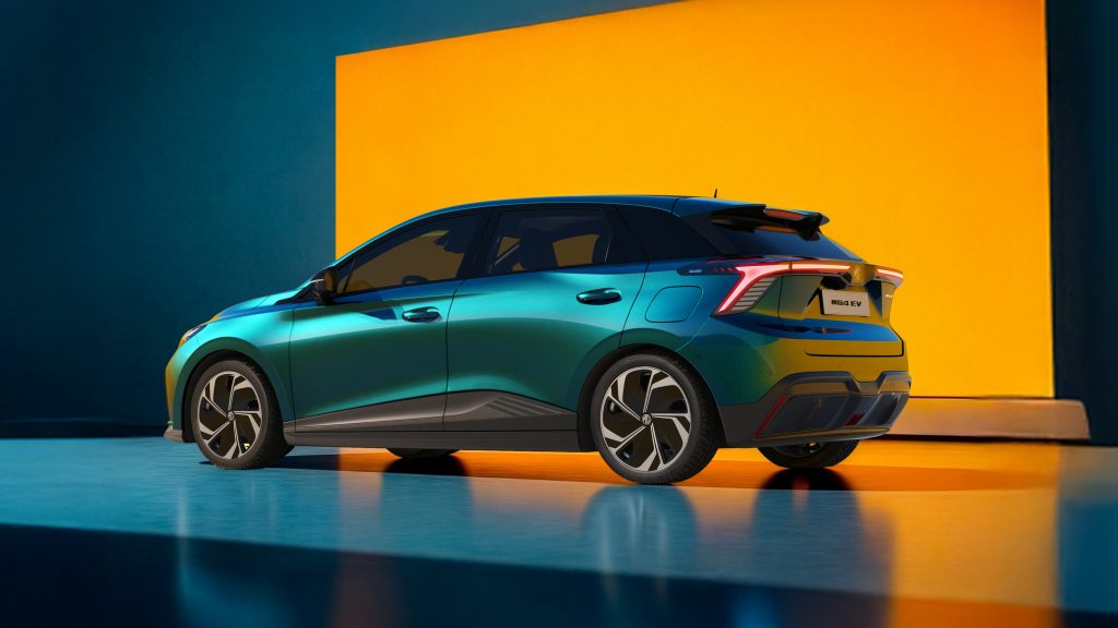 mg4-electric-heck-seitenansicht-elektro-kompaktwagen.jpg MG4 Electric in dynamischer Heck-Seitenansicht vor farbigem Hintergrund – vollelektrischer Kompaktwagen von MG