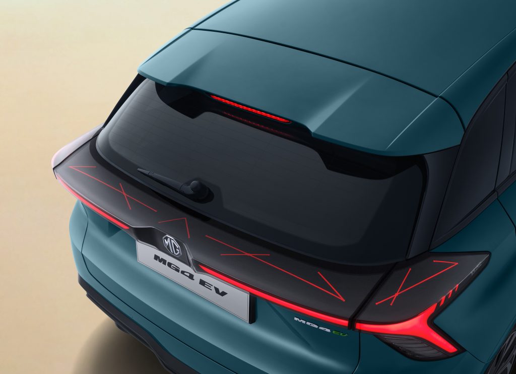 mg4-electric-heckspoiler-led-rueckleuchten.jpg MG4 Electric Heck mit markantem Dachspoiler und LED-Rückleuchten – vollelektrischer Kompaktwagen von MG