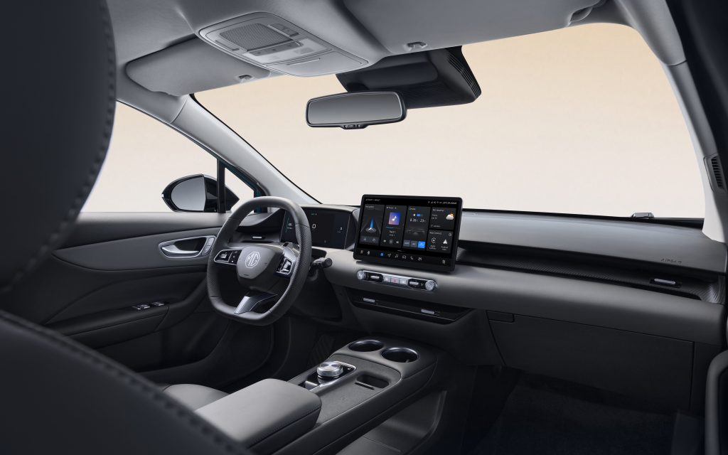 mg4-electric-innenraum-cockpit-infotainment.jpeg Innenraum des MG4 Electric mit digitalem Cockpit, großem Infotainment-Touchscreen und moderner Mittelkonsole.