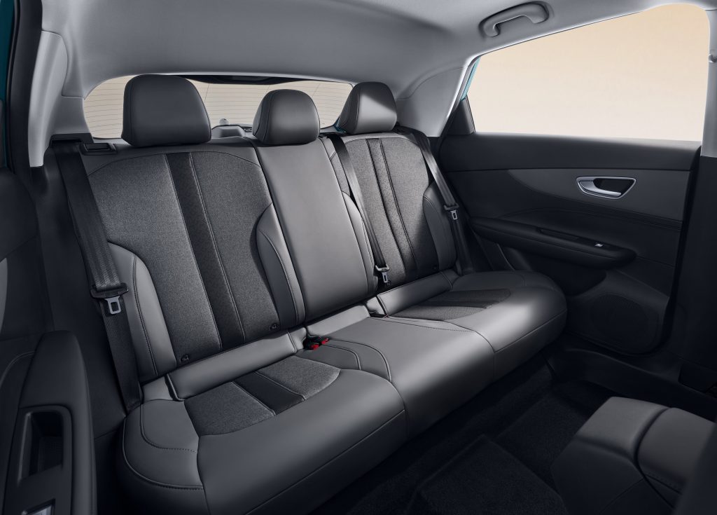 mg4-electric-ruecksitz-schwarz-innenraum.jpeg Rücksitzbank des MG4 Electric mit drei Sitzplätzen, schwarzen Stoff- und Kunstlederflächen sowie großzügigem Platzangebot im Fond.