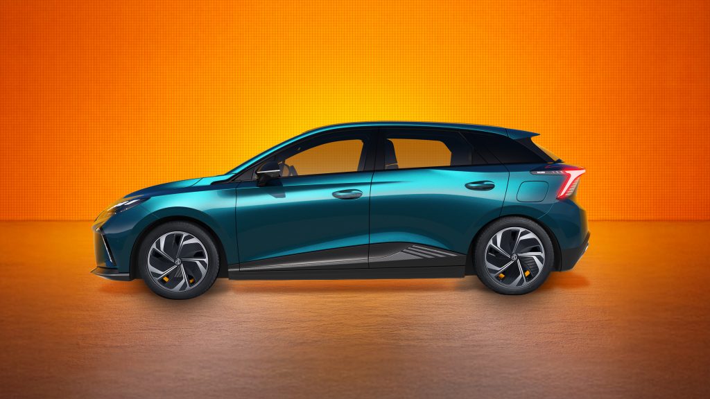 mg4-electric-seitenprofil-elektro-kompaktwagen-mg.jpg MG4 Electric im Seitenprofil vor orangefarbenem Hintergrund – vollelektrischer Kompaktwagen von MG