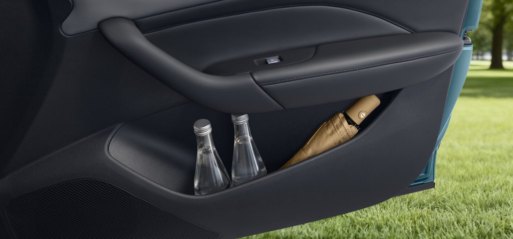 mg4-electric-tuerablage-stauraum.jpeg Türablage im MG4 Electric mit Stauraum für Flaschen und Regenschirm in der Türverkleidung.