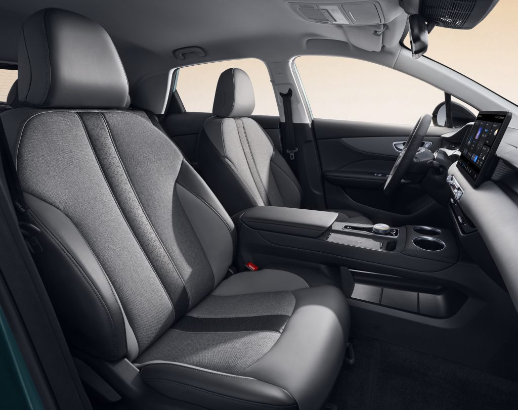 mg4-electric-vordersitze-innenraum.jpeg Vordersitze des MG4 Electric mit Stoff- und Kunstlederpolsterung sowie moderner Mittelkonsole und Infotainment-Display.