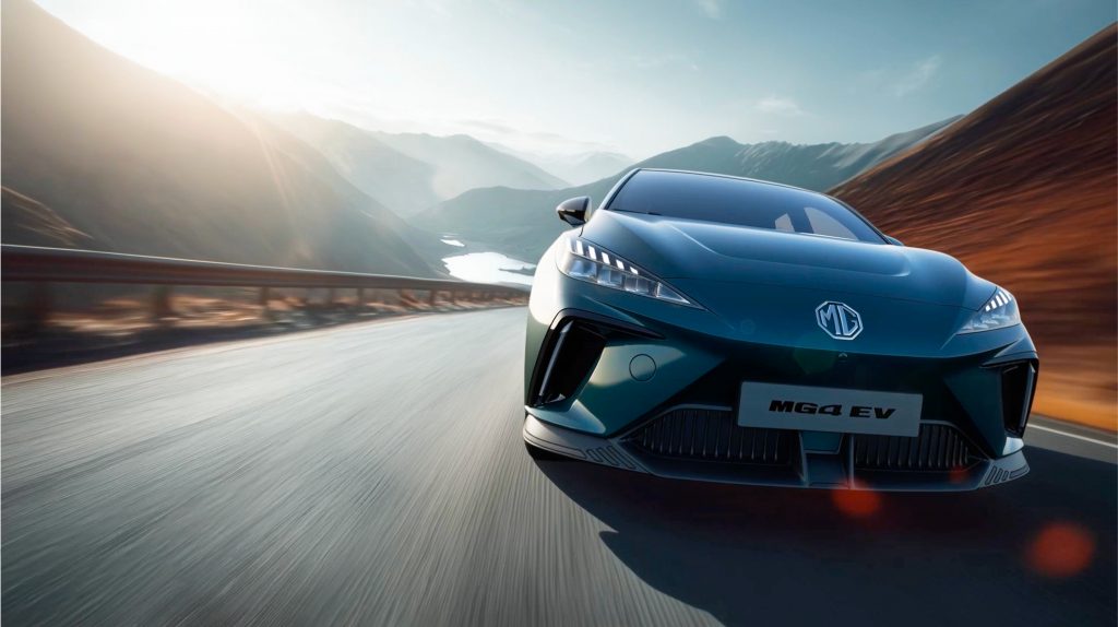 mg4-electric-fahrdynamik-elektro-kompaktwagen-mg.jpg MG4 Electric in dynamischer Frontansicht auf einer kurvigen Bergstraße – vollelektrischer Kompaktwagen von MG