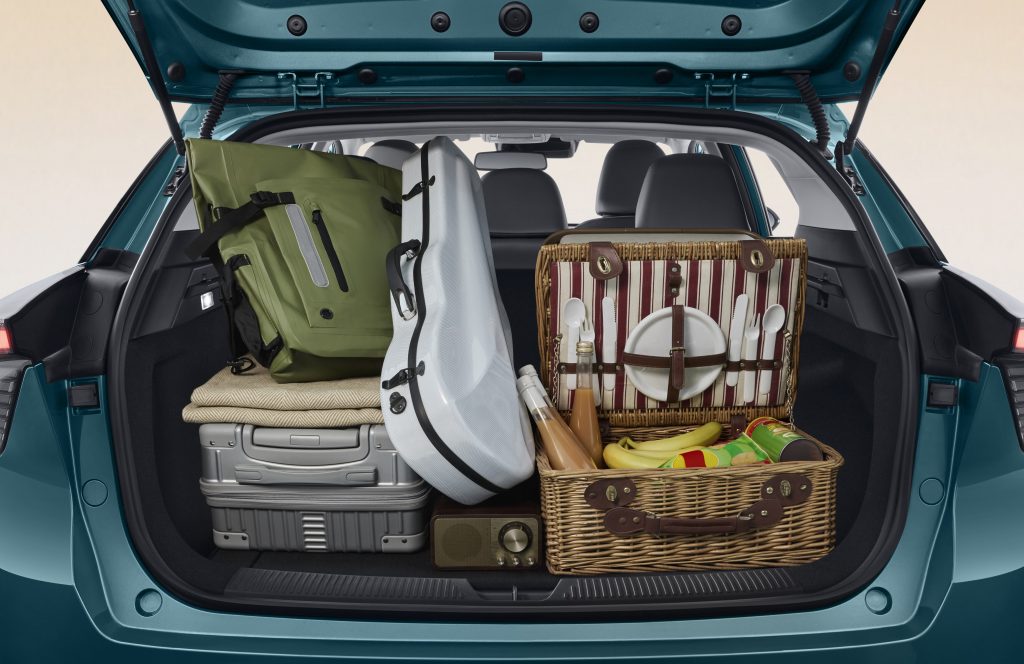 Kofferraum des MG4 Electric – Praktischer Stauraum im Kompaktformat Offener Kofferraum des MG4 Electric mit Gepäck, Picknickkorb und Taschen – zeigt den praktischen Stauraum des Elektro-Kompaktwagens.