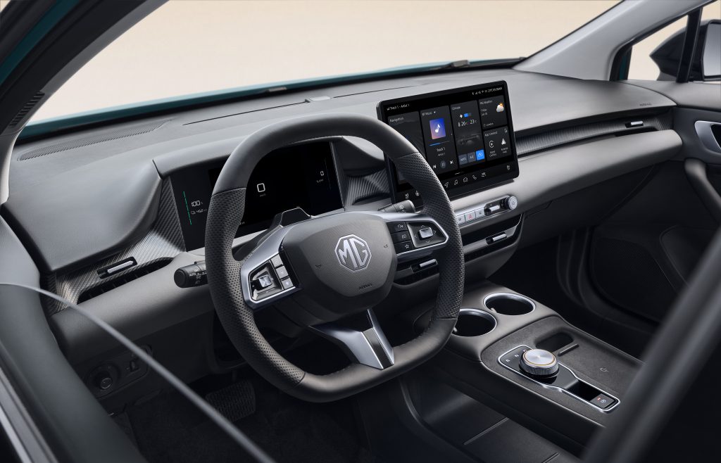 Innenraum des MG4 Electric – Digitales Cockpit und 12,8-Zoll Infotainment Innenraum des MG4 Electric mit digitalem Cockpit, großem 12,8-Zoll Infotainment-Display, Multifunktionslenkrad und moderner Mittelkonsole.