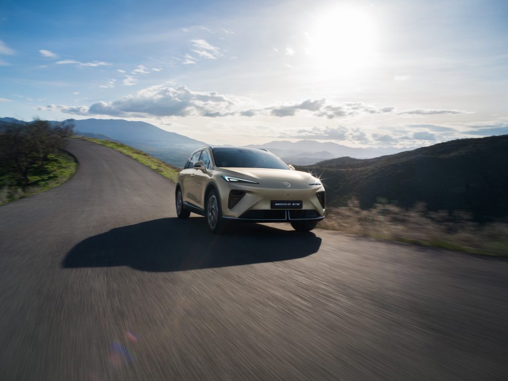 mgs6-ev-elektro-suv-frontansicht-fahrt.jpg MGS6 EV Elektro-SUV in Frontansicht während der Fahrt auf kurviger Bergstraße