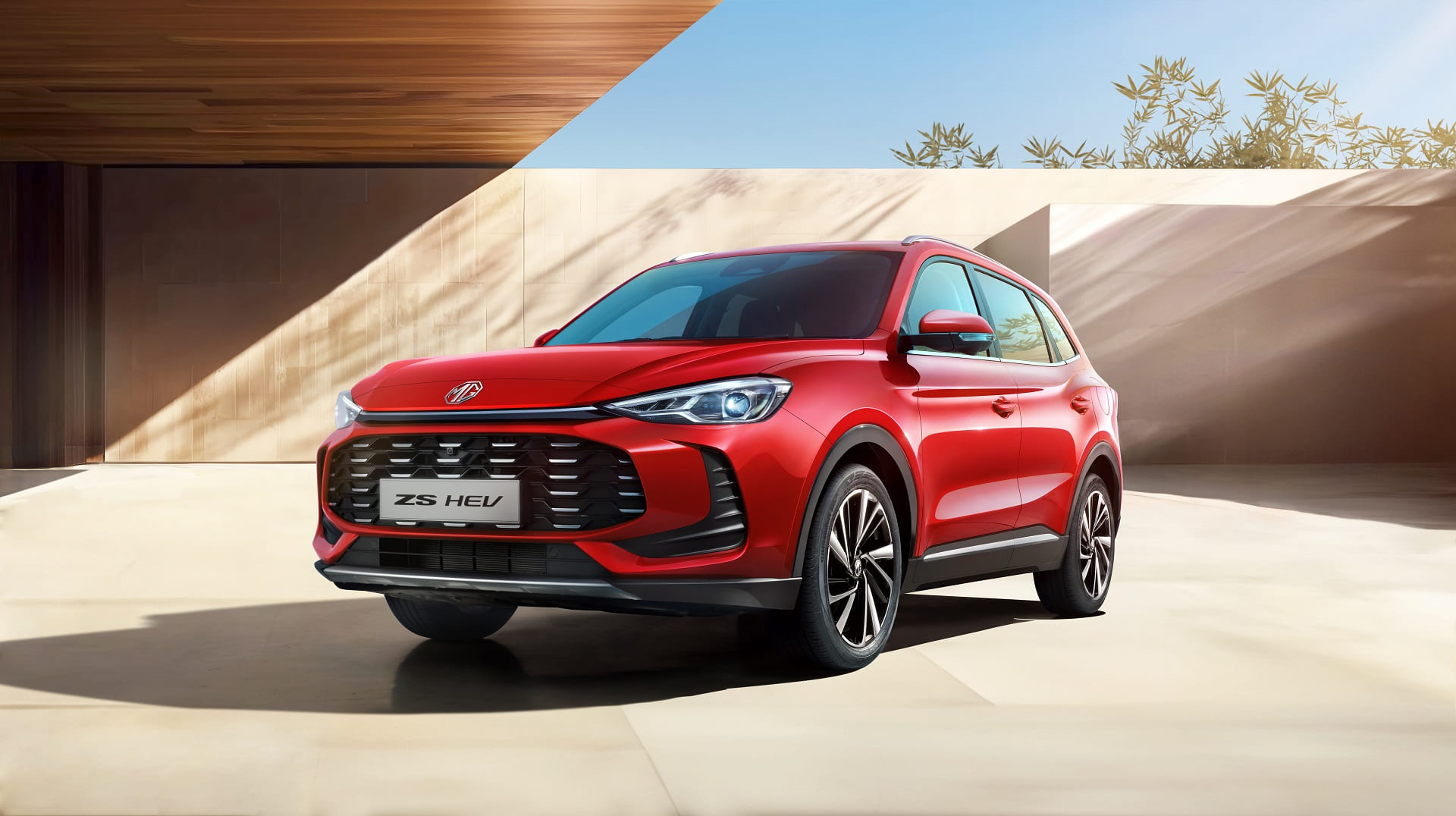 MG ZS Hybrid+ in Rot – Seitenansicht vorne