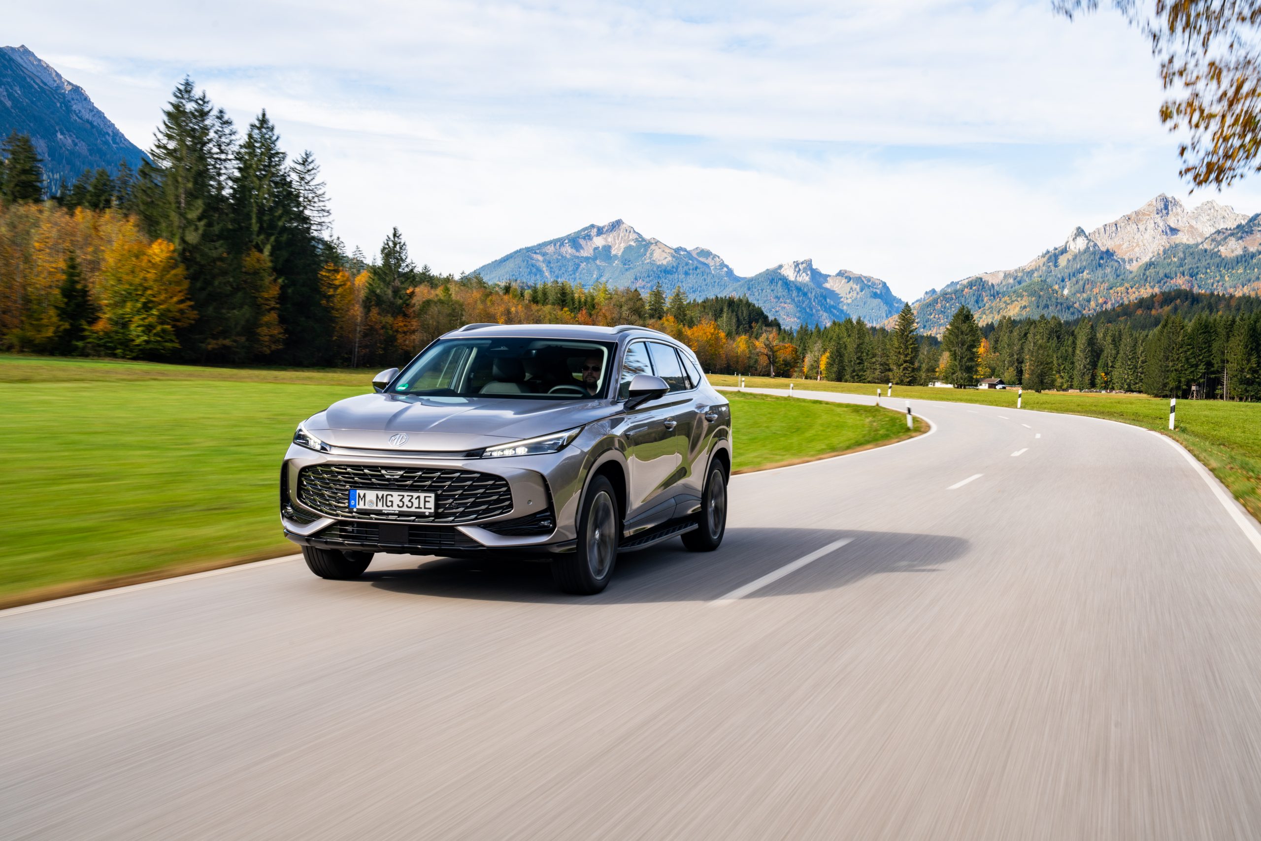 MG HS PHEV Luxury Fahraufnahme Silber