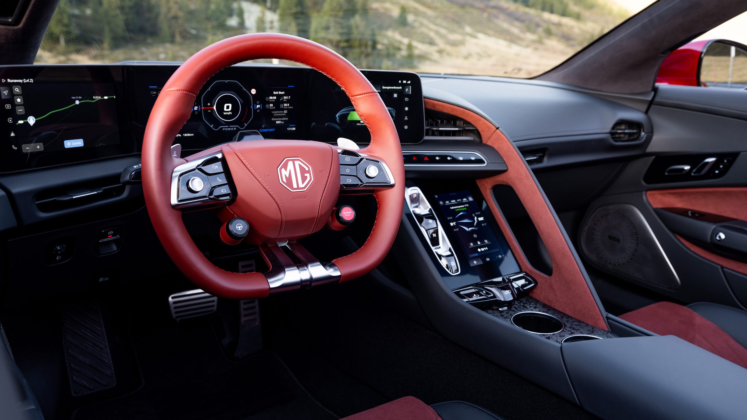 MG Cyberster Innenraum Fahrerseite. Rotes Lenkrad Rest Schwarz mit roten Akzenten