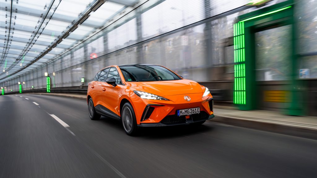 MG4 orange in urbaner Umgebung