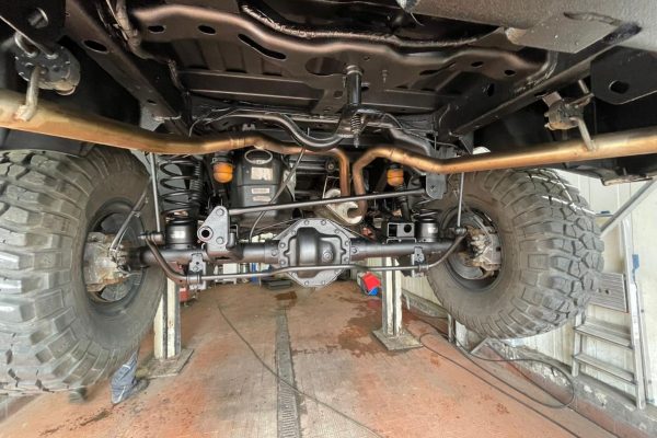 Elaskon Unterbodenschutz für Allrad-Wohnmobile und Camper Allrad-Wohnmobil auf der Hebebühne – Unterboden und Antriebsstrang nach Elaskon Unterbodenaufbereitung und Hohlraumkonservierung