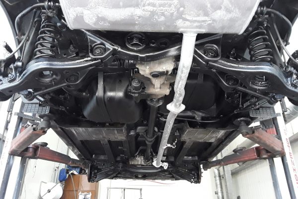 Elaskon Unterbodenschutz – frisch konservierter Fahrzeugunterboden Fahrzeugunterboden nach professioneller Elaskon Unterbodenaufbereitung und Hohlraumkonservierung – Rostschutz für Pkw und Wohnmobile