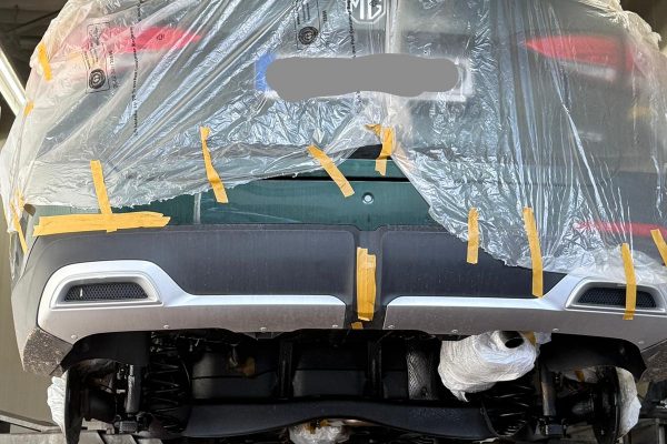 Vorbereitung zur Elaskon Unterboden- und Hohlraumkonservierung Abgeklebtes Fahrzeug auf der Hebebühne zur Vorbereitung der Elaskon Unterbodenaufbereitung und Hohlraumkonservierung