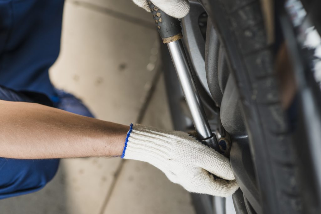 Radschrauben werden beim Radwechsel in einer KFZ-Werkstatt in Eisenach gelöst