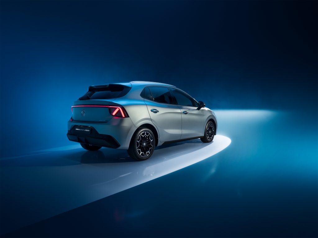 MG4 Urban Elektroauto Heckansicht im Studio MG4 Urban Elektroauto Heckansicht mit LED-Rückleuchten im Studio