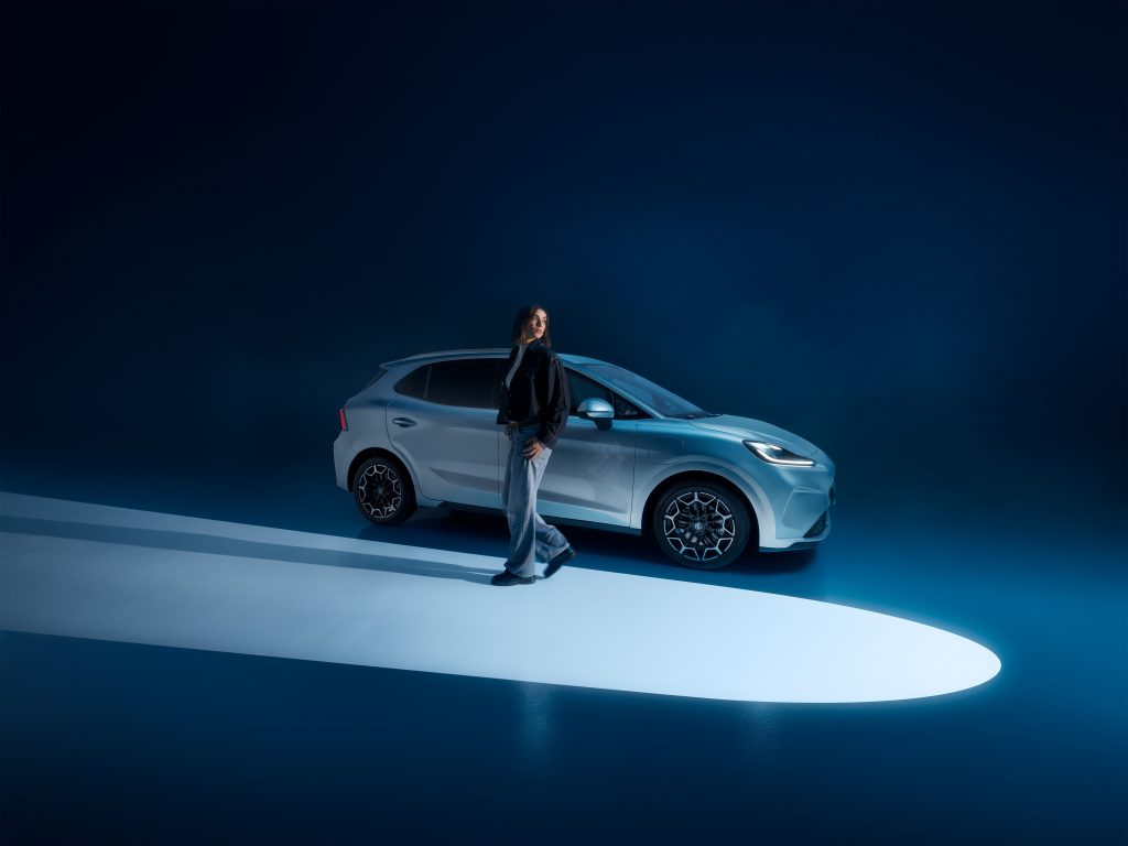 MG4 Urban Elektroauto im Alltag mit Fahrer MG4 Urban Elektroauto im urbanen Umfeld mit Person neben dem Fahrzeug