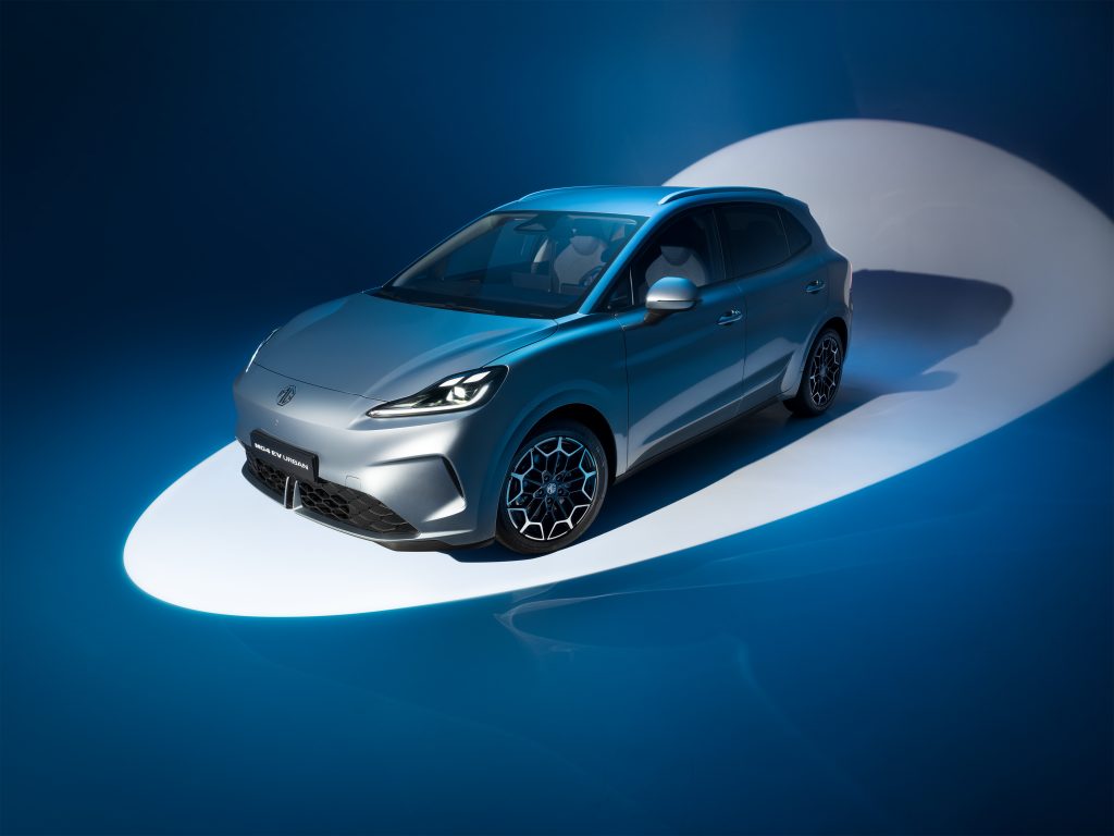 MG4 Urban Elektroauto Frontansicht im Studio MG4 Urban Elektroauto in silberner Lackierung Frontansicht im Studio