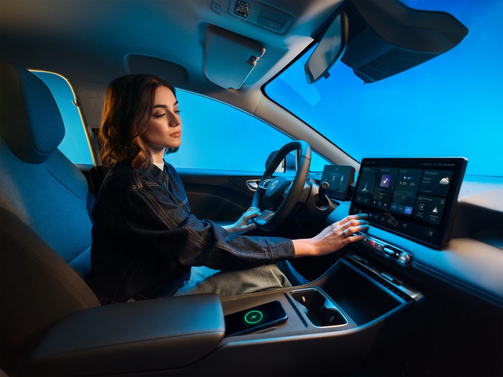 MG4 Urban Innenraum mit digitalem Cockpit MG4 Urban Innenraum mit Fahrer und 12,8 Zoll Infotainment Display