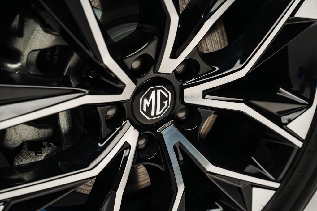 MGS9 Plug-in Hybrid Felge im Detail MGS9 Plug-in Hybrid Felgendesign Detailaufnahme mit MG Logo