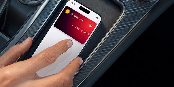 Digitale Shell-Tankkarte mit 2.000 Euro Guthaben auf einem Smartphone in einem MG Fahrzeug.