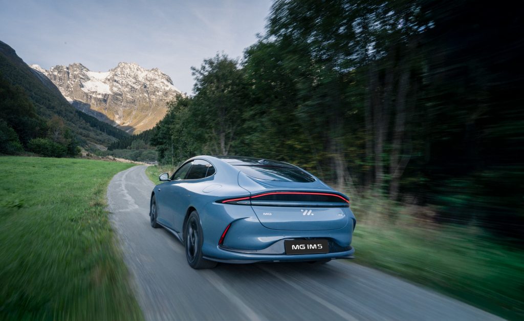 MG IM5 – elektrische Limousine in Heck-Fahraufnahme MG IM5 elektrische Limousine bei dynamischer Heck-Fahraufnahme