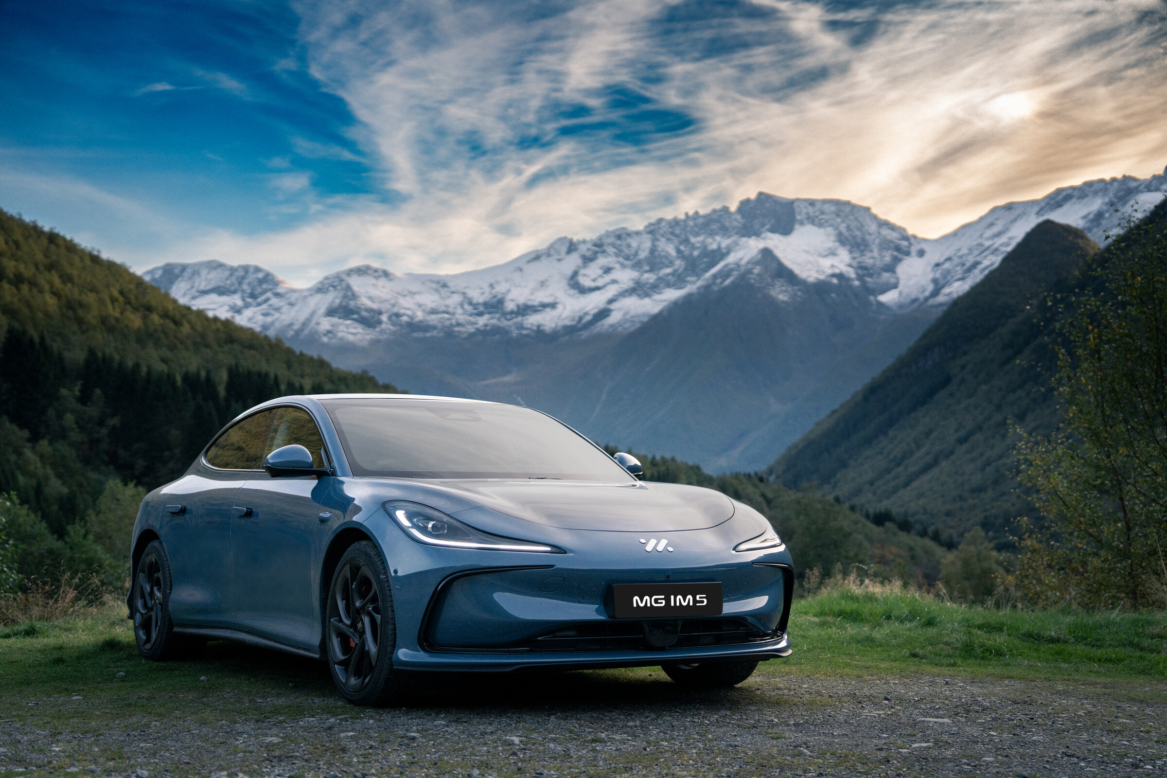 MG IM5 elektrische Limousine in blauer Lackierung in der Seitenansicht