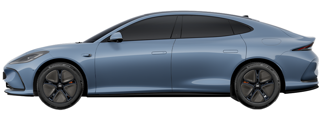 MG IM5 elektrische Limousine in Renoir Blue als Freisteller