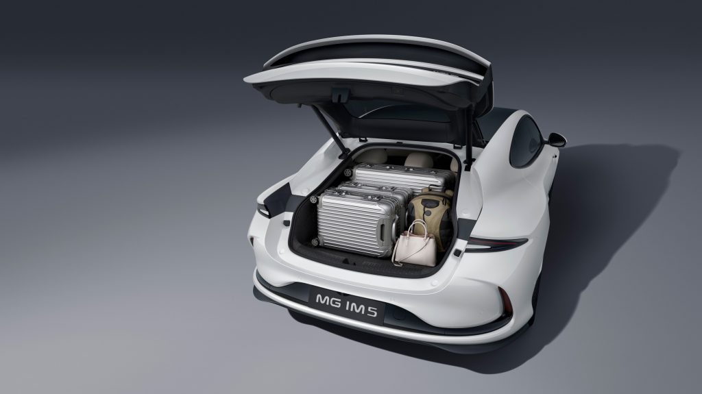 MG IM5 – Kofferraum mit geöffneter Heckklappe Kofferraum des MG IM5 mit geöffneter elektrischer Heckklappe