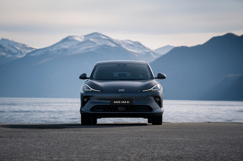 MG IM6 Elektro-SUV in Frontansicht vor Berglandschaft