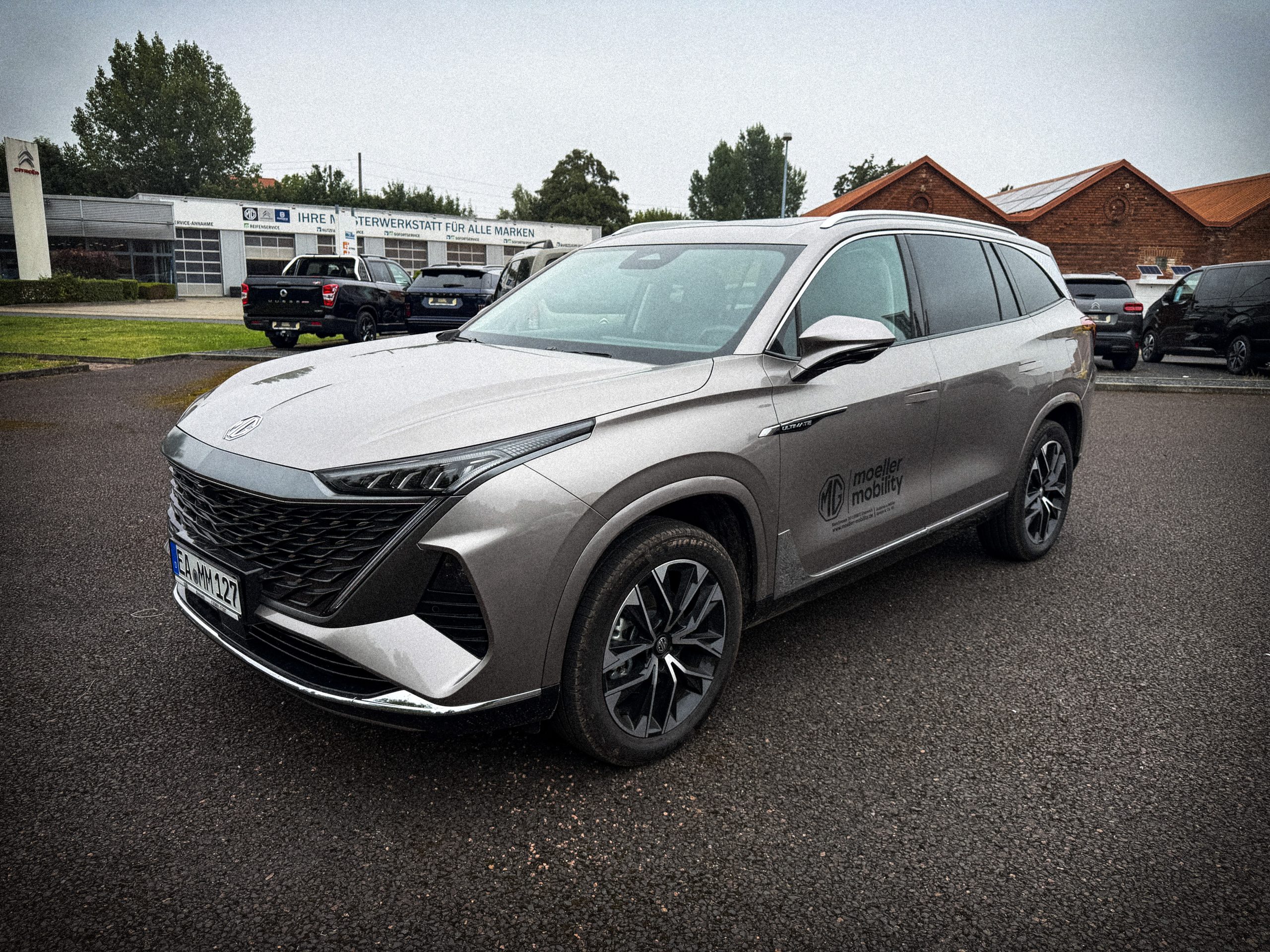 MGS9 PHEV Familien-SUV in Frontansicht bei moeller mobility in Eisenach