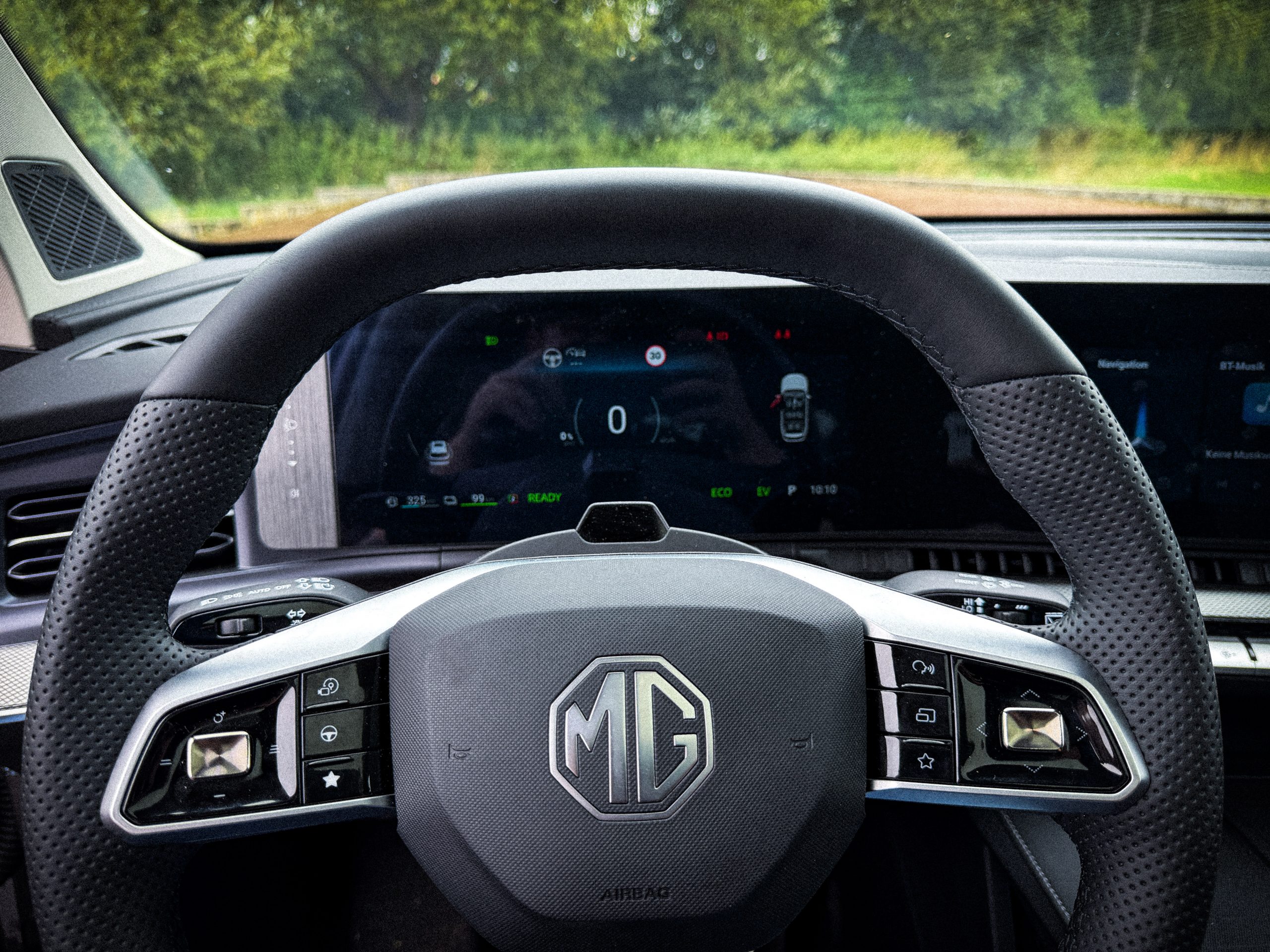 Digitales Cockpit und Lenkrad im MGS9 PHEV