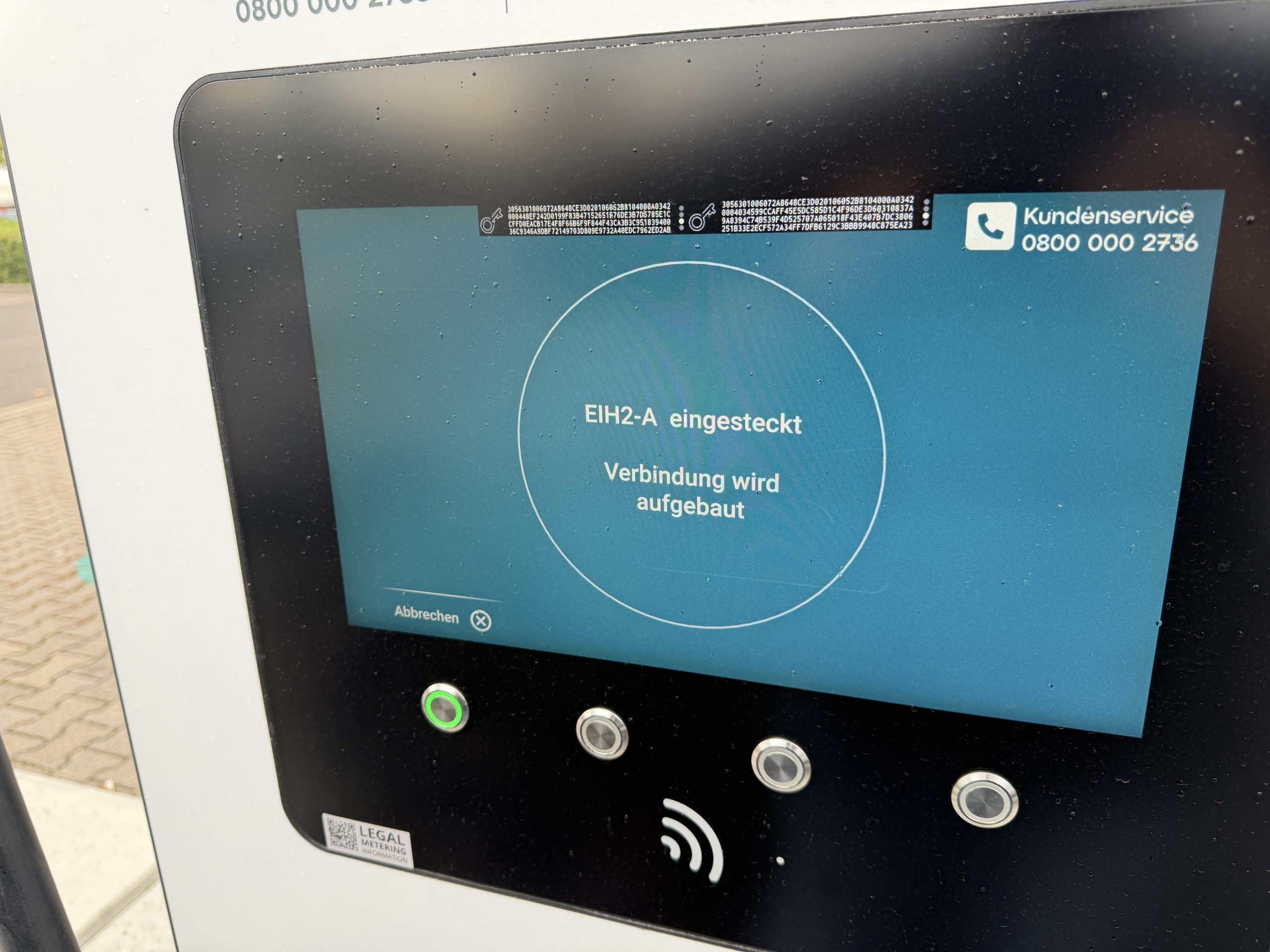 Schnellladesäule baut die Verbindung zum Elektroauto auf