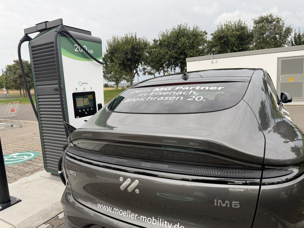 MG IM6 beim Schnellladen an einer 200-kW-Ladesäule