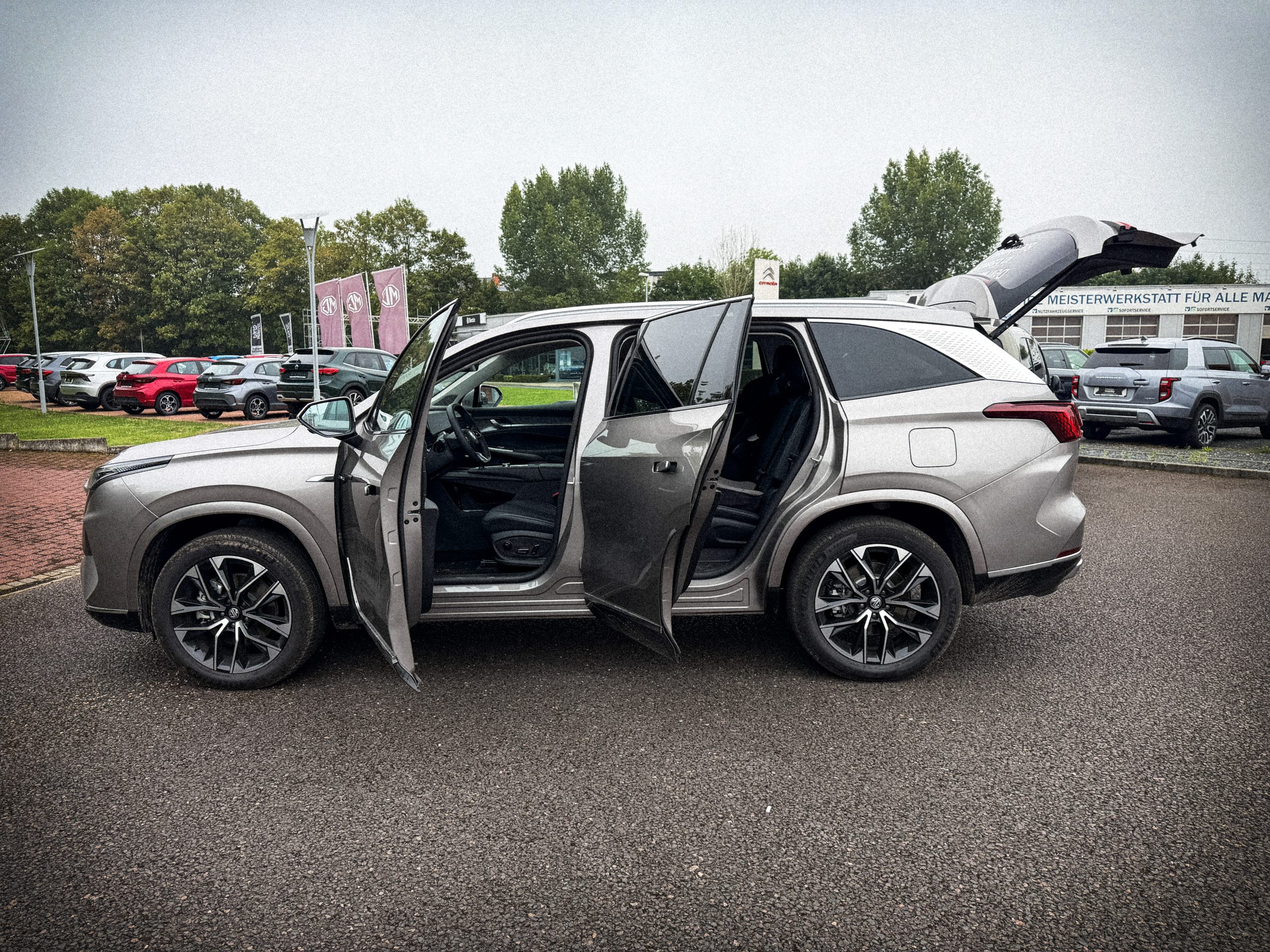 MGS9 PHEV mit geöffneten Türen und Blick auf die drei Sitzreihen