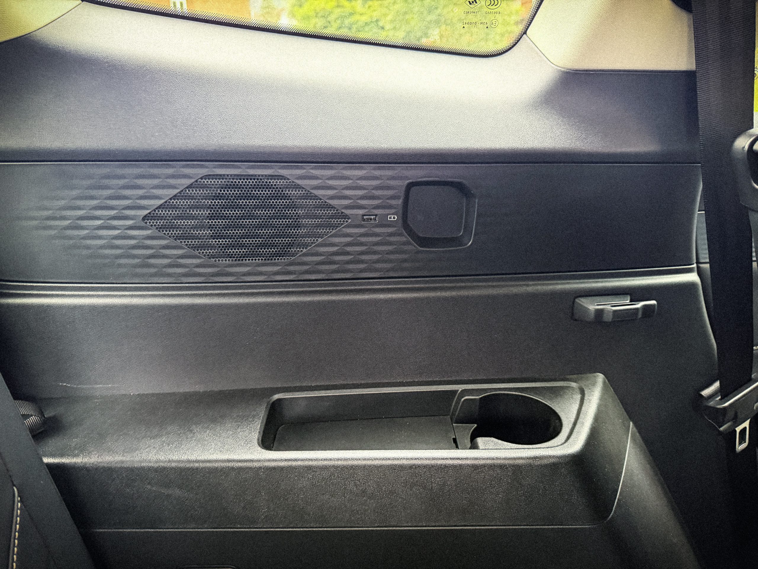 USB-Anschluss und Ablage an der dritten Sitzreihe des MGS9 PHEV