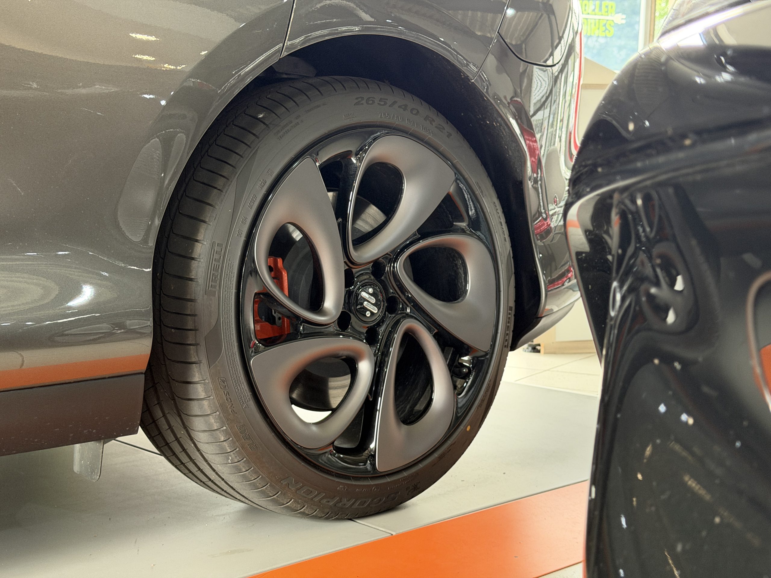 MG Originalrad mit montiertem Reifen im Autohaus Möller Eisenach