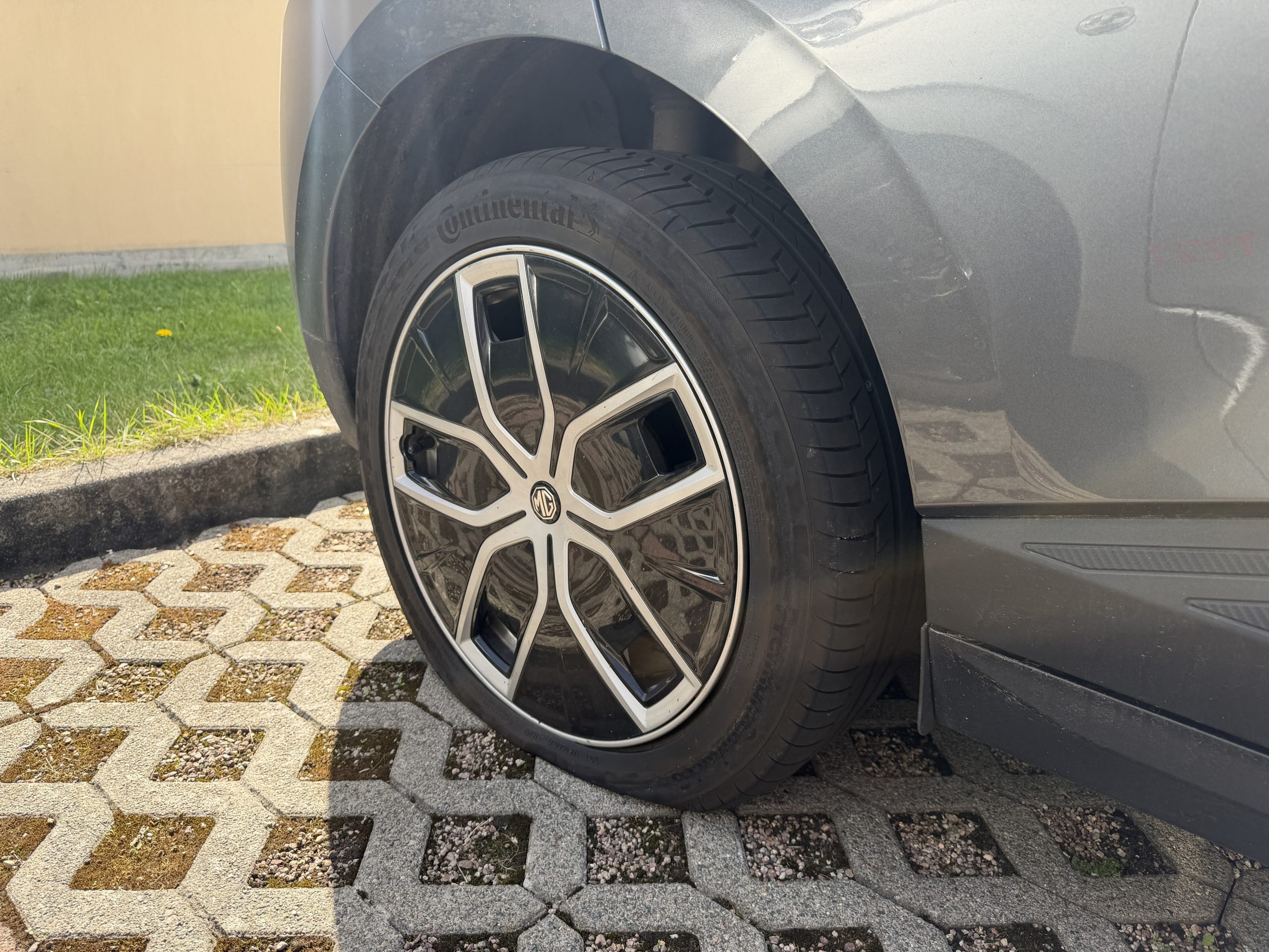 Platter Reifen an einem Fahrzeug nach einem Reifenschaden in Eisenach