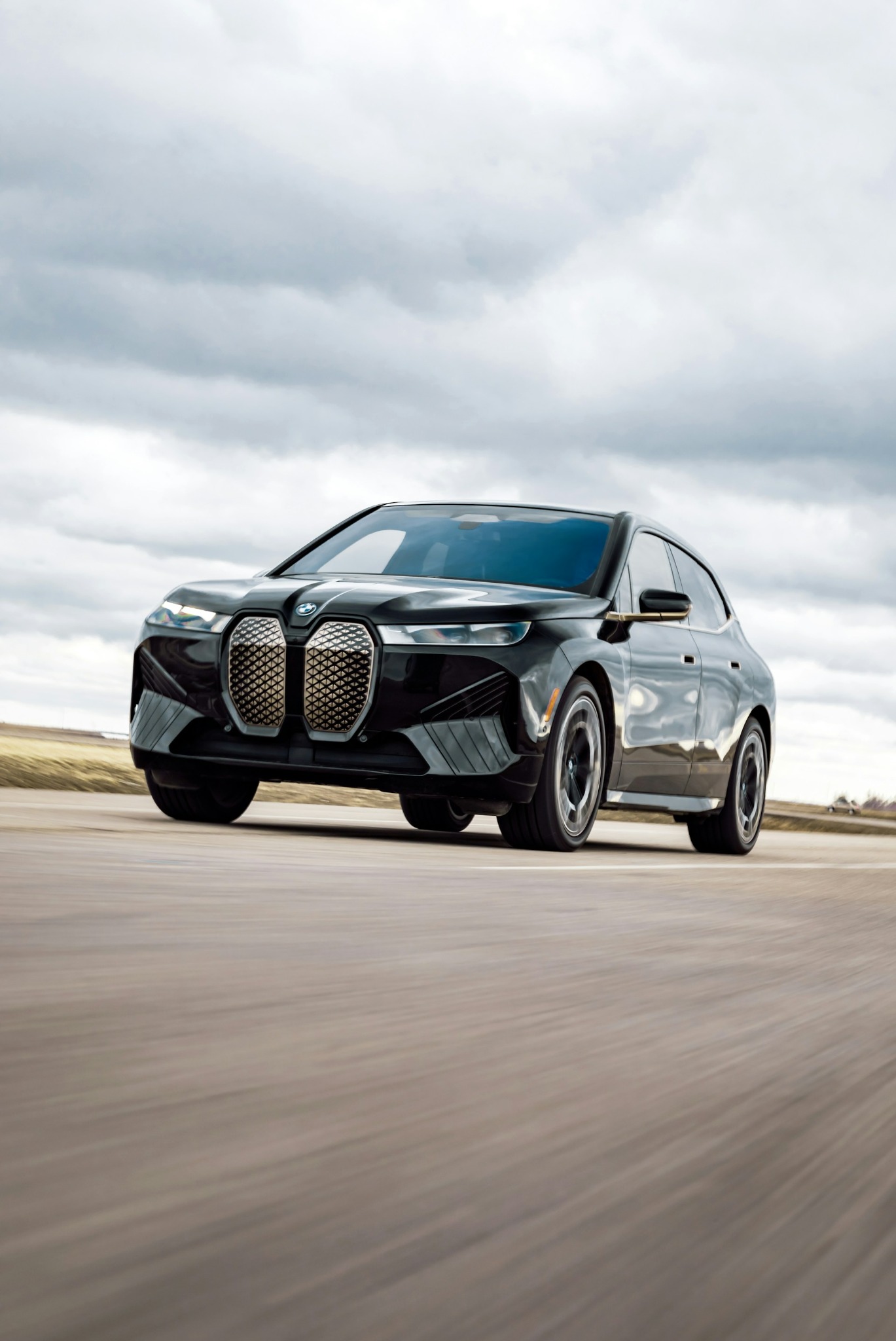 BMW iX vor der Modellpflege 2025 in Fahrt