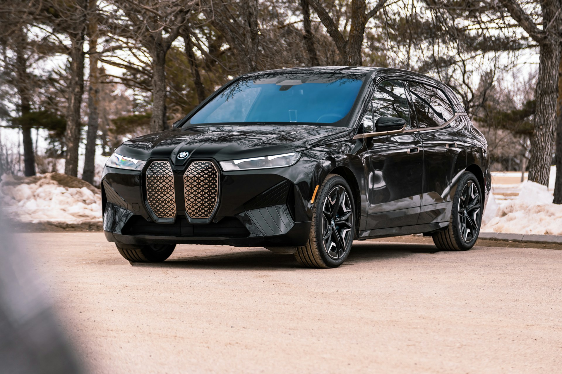 BMW iX vor der Modellpflege 2025 in der Außenansicht